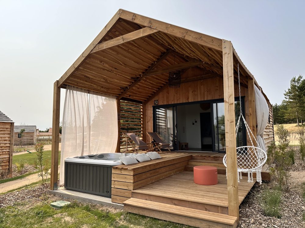 Lodge vue de devant, un espace spacieux et confortable avec spa personnel
